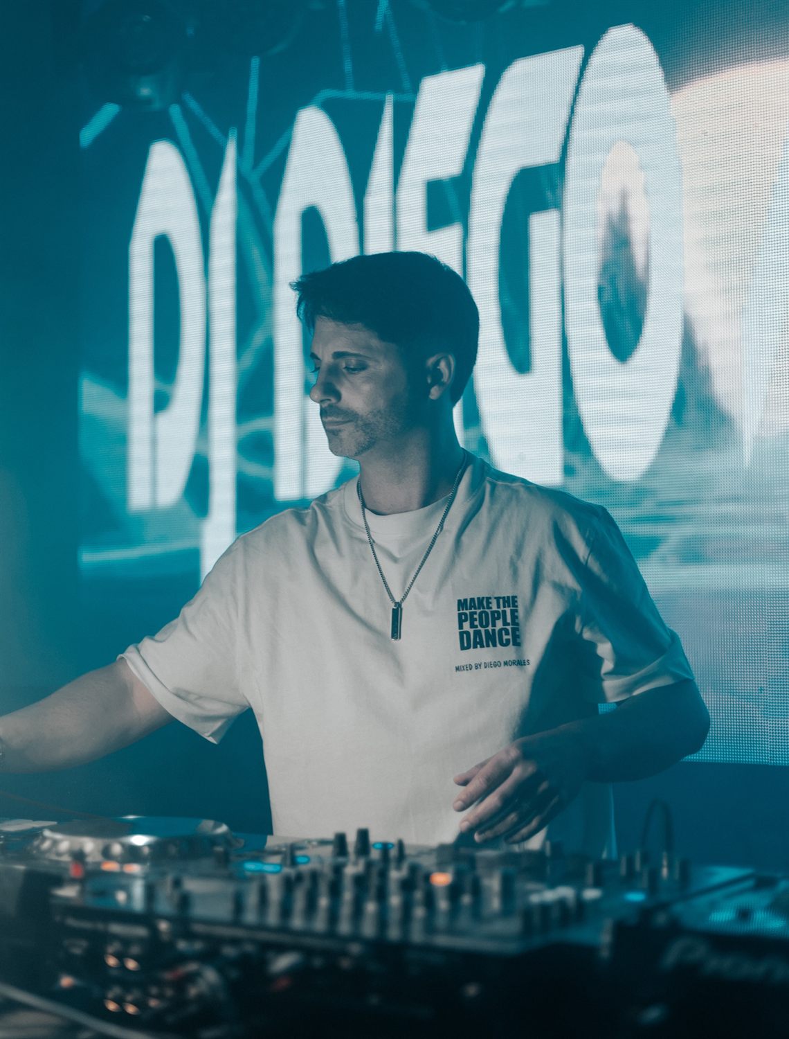 DJ Diego Morales concentrado a misturar